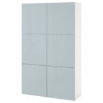 BESTÅ Mobile con ante - bianco Selsviken/lucido grigio-azzurro 120x42x193 cm
