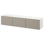 BESTÅ Mobile TV con ante - bianco/Hammarsmed beige 180x42x38 cm