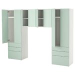 SMÅSTAD / PLATSA Combinazione di mobili - bianco/verde chiaro 240x42x181 cm